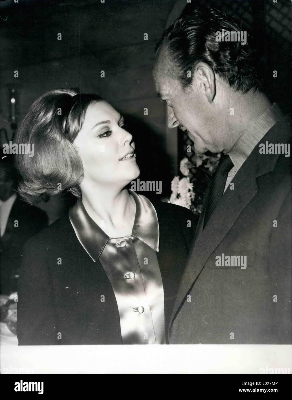 Sett. 09, 1965 - Kim Novak alla stella nel nuovo film con David Niven ''13'': Kim Novak l'attrice statunitense che è sposato ad attore britannico Richard Johnson, è da star in un nuovo film chiamato ''13'' il maschio star è David Niven. Essi iniziare le riprese entro questo mese nella zona di Bordeaux di centro Franes. La foto mostra le due principali stelle nel film calle ''13'' Kim Novak e David Niven, sembrano in occasione di una conferenza stampa al Savoy Hotel la scorsa notte. Foto Stock
