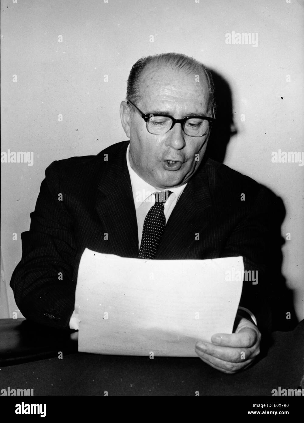 Regista Roberto Rossellini la lettura di un documento Foto Stock