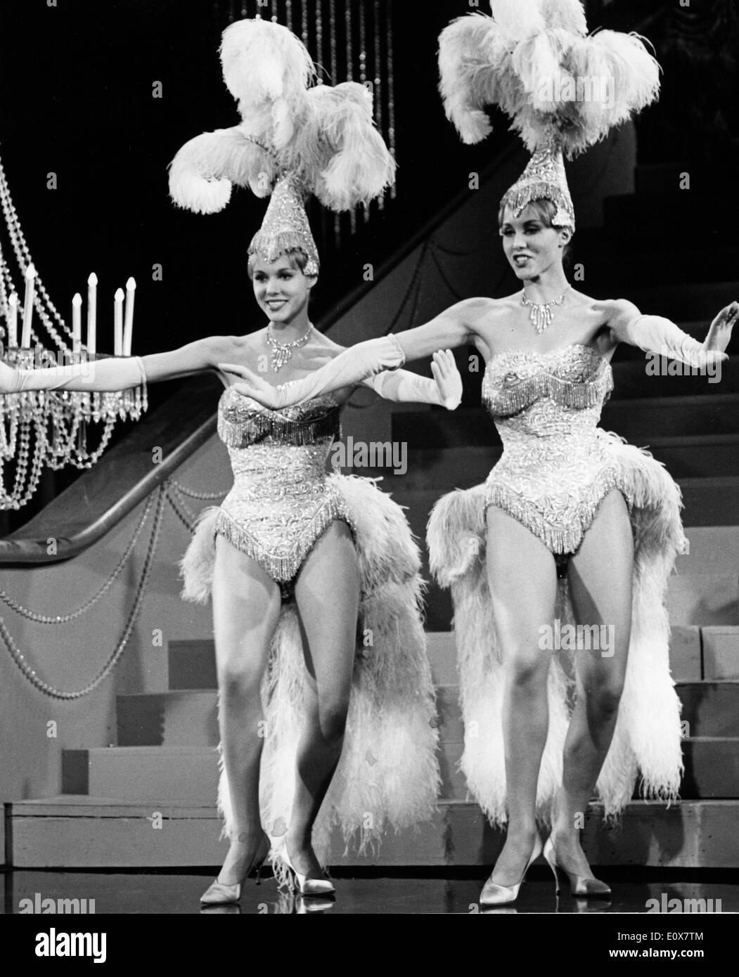 Il tedesco gemelli ALICE KESSLER ed Ellen KESSLER in dancing showgirl costumi con pennacchi di selvaggina di penna Foto Stock