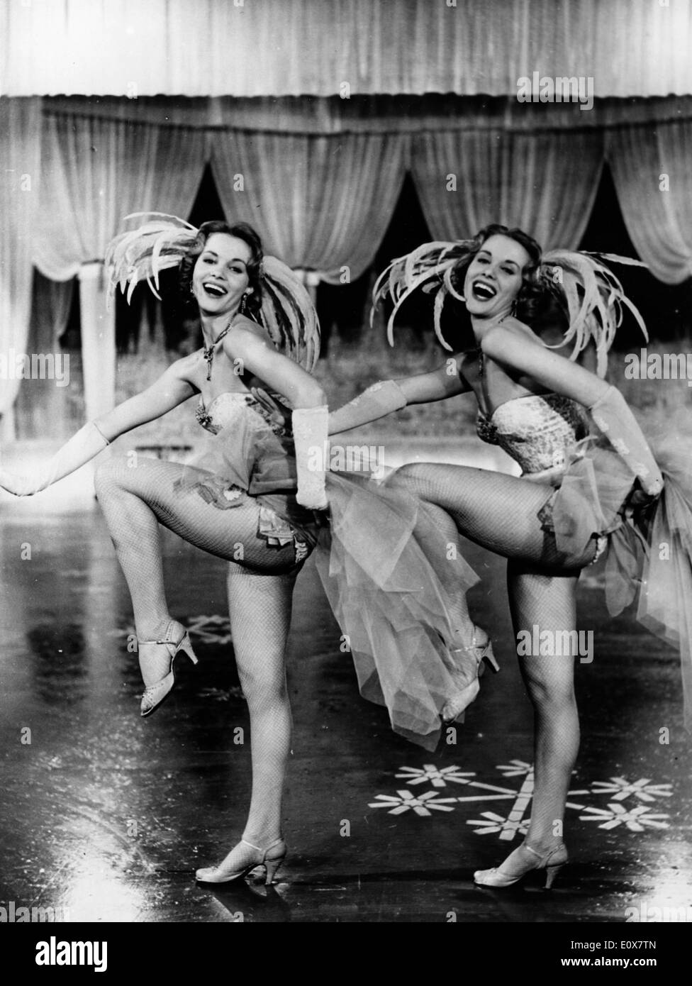 Eseguire il Duo gemelli Kessler durante una mostra Foto Stock