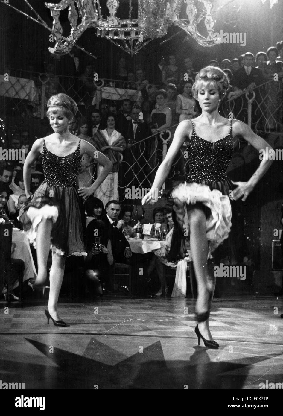 Eseguire il Duo gemelli Kessler durante una mostra Foto Stock