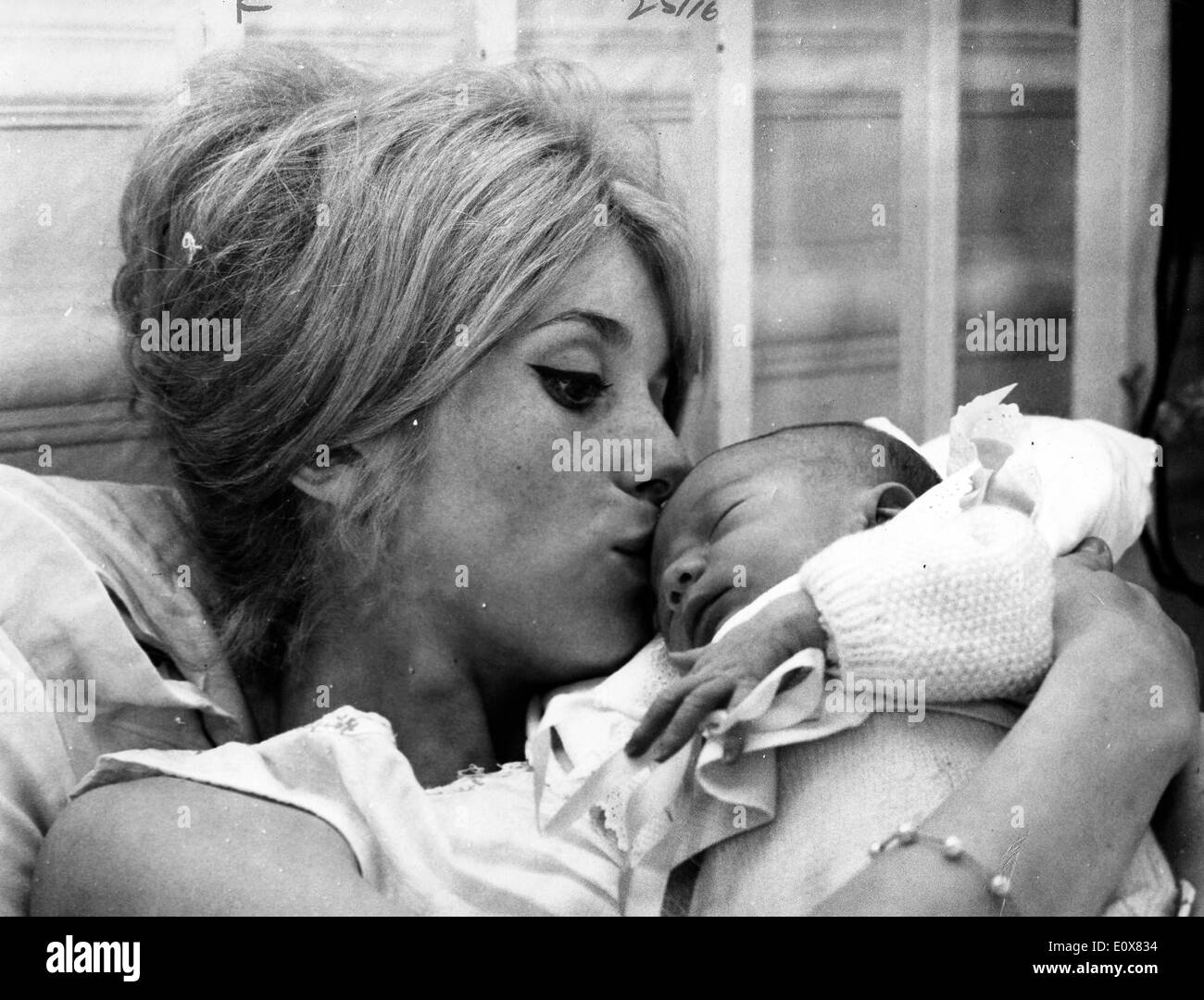 Attrice Catherine Deneuve mentre tiene il suo neonato Foto Stock