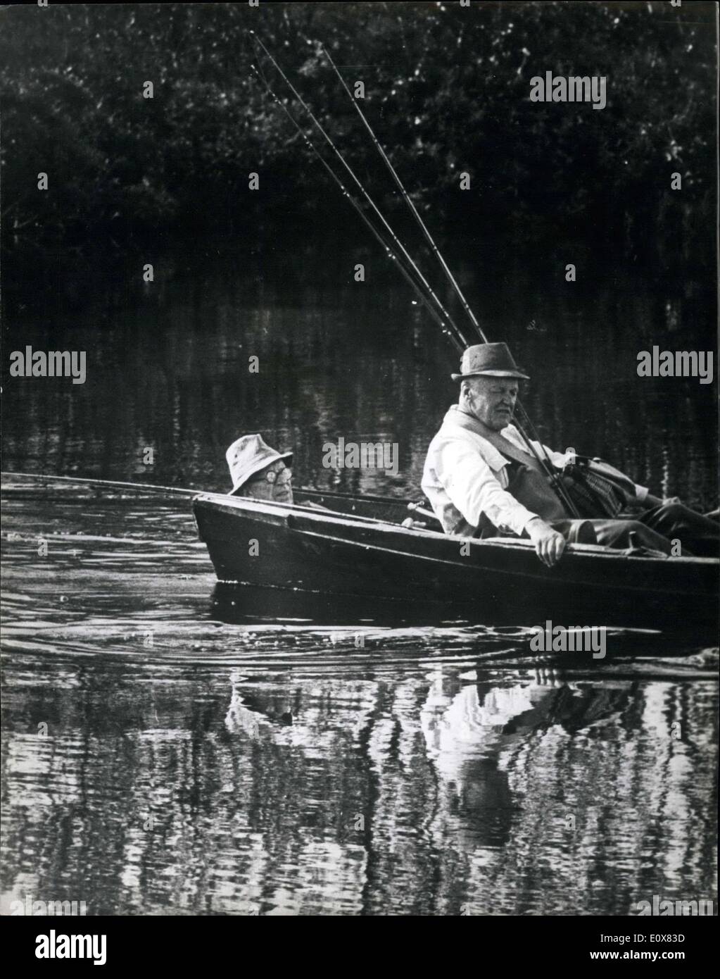 Agosto 06, 1965 - Svezia il re in vacanza di pesca: il re Gustav Adolf della Svezia è attualmente spendendo una quindicina di giorni di vacanza pesca nel nord della Svezia insieme con alcuni dei suoi amici personali. La foto mostra il re Gustav Adolf (sinistra) si rilassa in barca dopo i giorni di pesca. Foto Stock