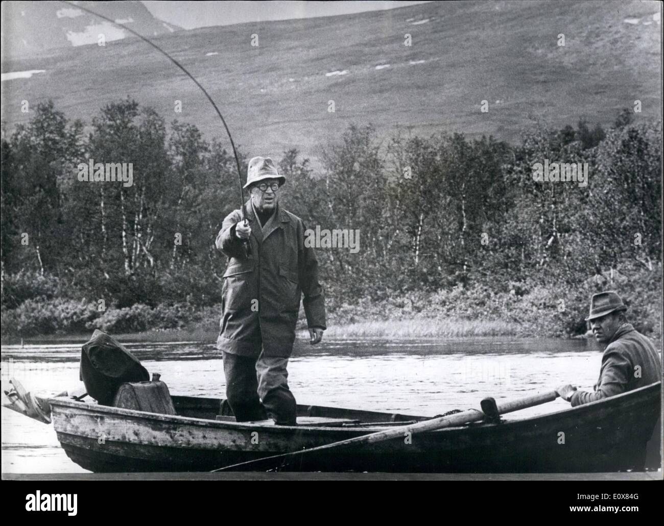 Agosto 08, 1965 - Svezia il re in vacanza di pesca: il re Gustav Adolf della Svezia è attualmente spendendo una quindicina di giorni di vacanza di pesca nel nord della Svezia insieme con alcuni dei suoi amici personali. La foto mostra il re Gustav Adolf scaccia la sua vita durante una giornata di pesca nel nord della Svezia. Foto Stock