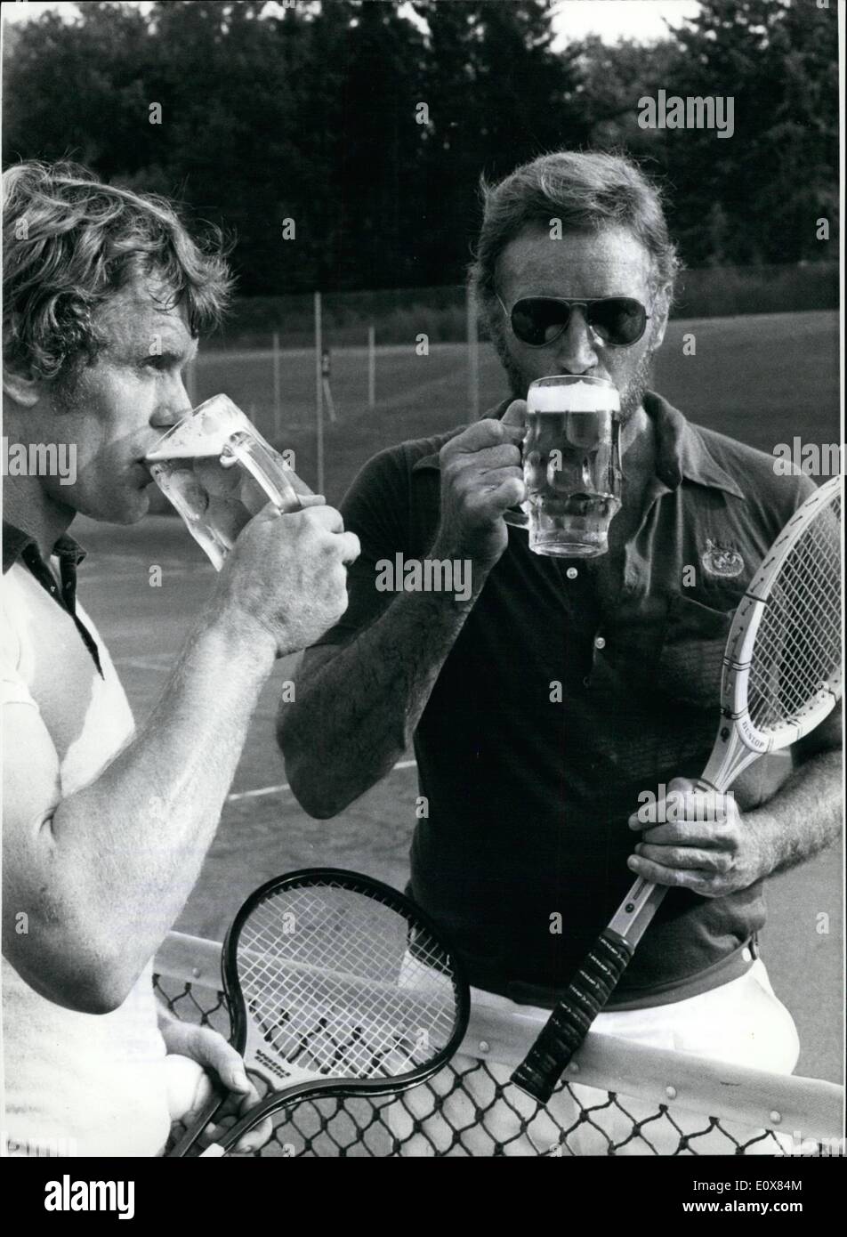 Agosto 08, 1965 - Charlton Heston in visita a Monaco di Baviera: dopo un estenuante match di tennis, American film star, Charlton Heston e il portiere del '''Bayern Munchen'', Sepp Maier, Refreshed se stessi con una birra fresca (foto). Charlton Heston (r) ha perso la partita ma non era stato premuto da questo risultato. Ha bevuto sul successo del suo ultimo film ''Battaglia di Midway'', che disporrà di West-German premiere il 8 ottobre. È l'attore's 48th film e racconta la storia della battaglia per un piccolo atollo nel Pacifico nel 1942. Foto Stock
