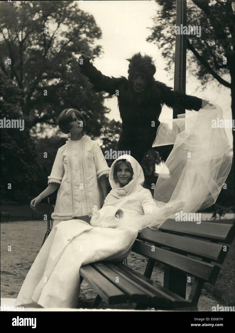 Sett. 09, 1965 - essi non sono spaventata. La foto mostra: i due manichini affascinante la modellazione di pelliccia abiti stile sembrano non essere spaventata del temibile - cercando gorilla torreggianti sopra di loro. È vero che il ''Gorilla'' è solo un travestimento che fornisce un contrasto piccanti per l'abito da sposa in acetato e pigiami in tessuto stesso. La foto è stata scattata in champs-elysees giardino dove il fashion show si è tenuto oggi. Foto Stock
