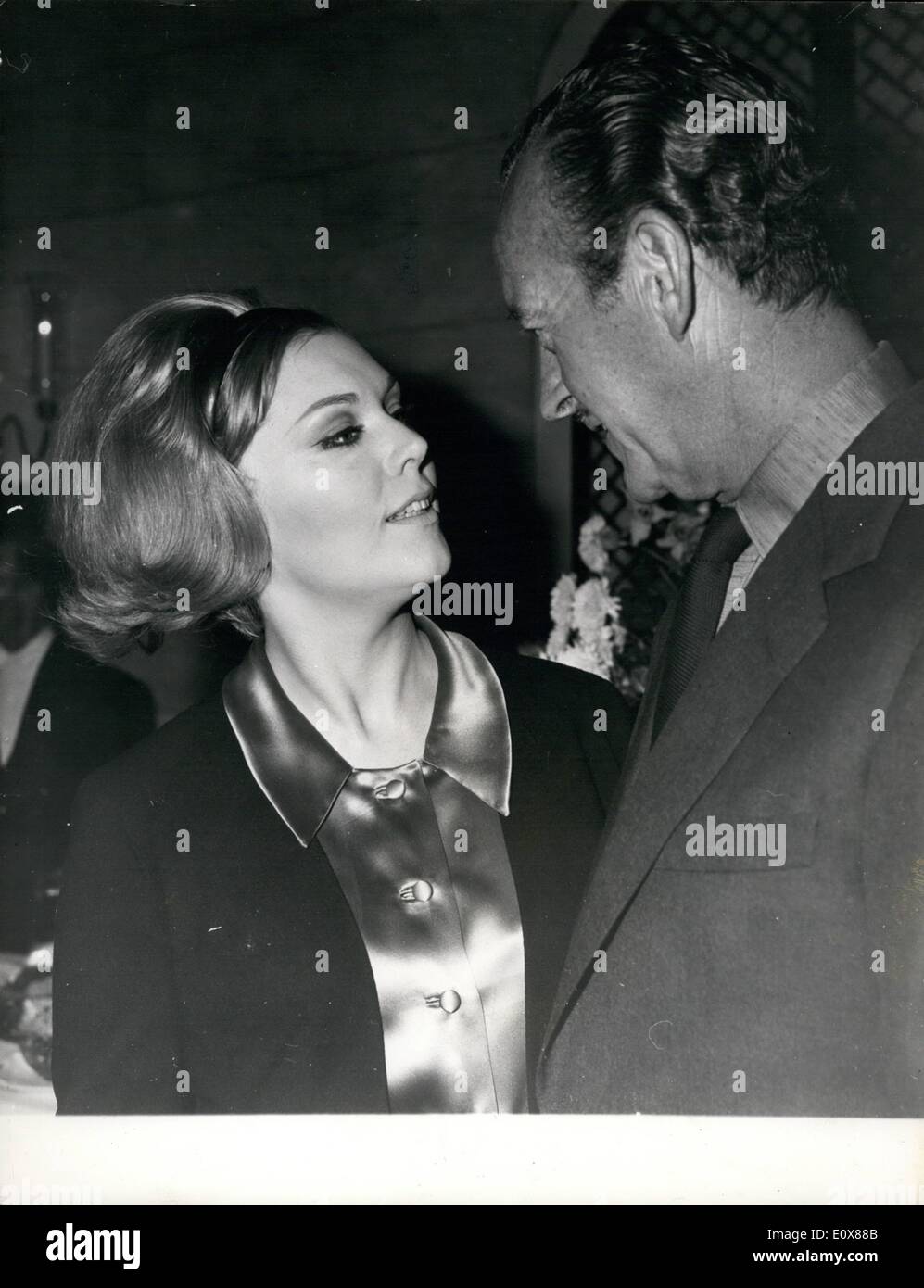 Sett. 09, 1965 - Kim Novak alla stella nel nuovo film con David Niven ''13'' : Kim Nova k. L'attrice statunitense che è sposato ad attore britannico Richard Johnson, è a stella nel nuovo film chiamato ''13'' il maschio star è David Niven .essi iniziare le riprese entro questo mese nella zona Bordeaur di Cent re in Francia. La foto mostra le due principali stelle nel film chiamato ''13'' Kim Nova k e David Niven, visto in occasione di una conferenza stampa al Savoy hotel la scorsa notte. Foto Stock