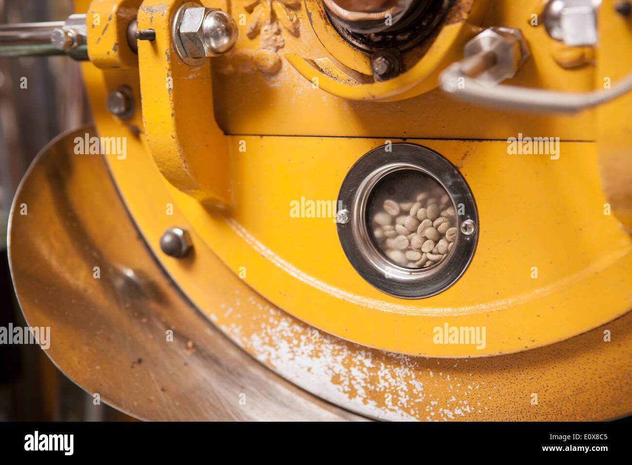 Una macchina la tostatura i chicchi di caffè Foto Stock