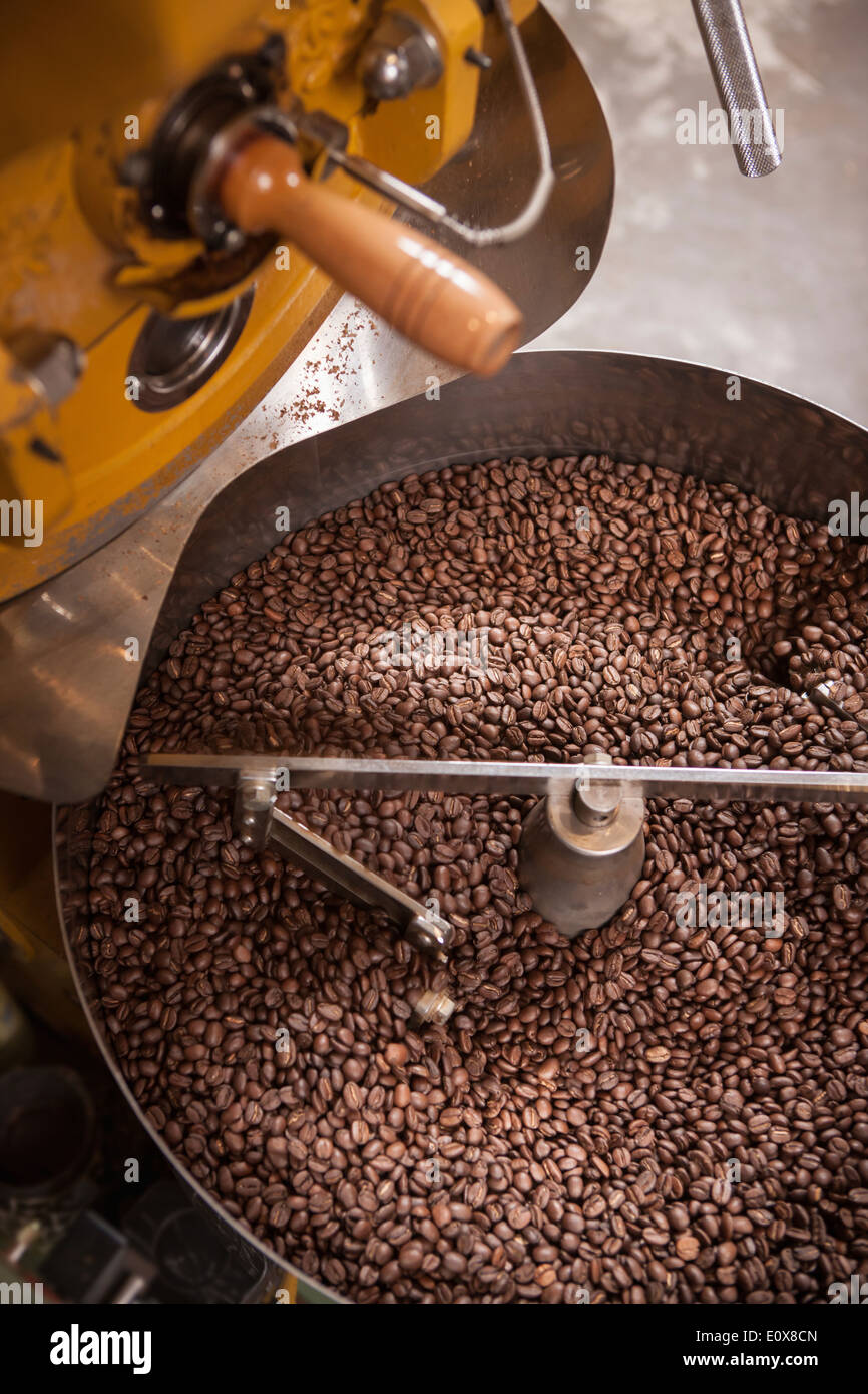 Una macchina la tostatura i chicchi di caffè Foto Stock