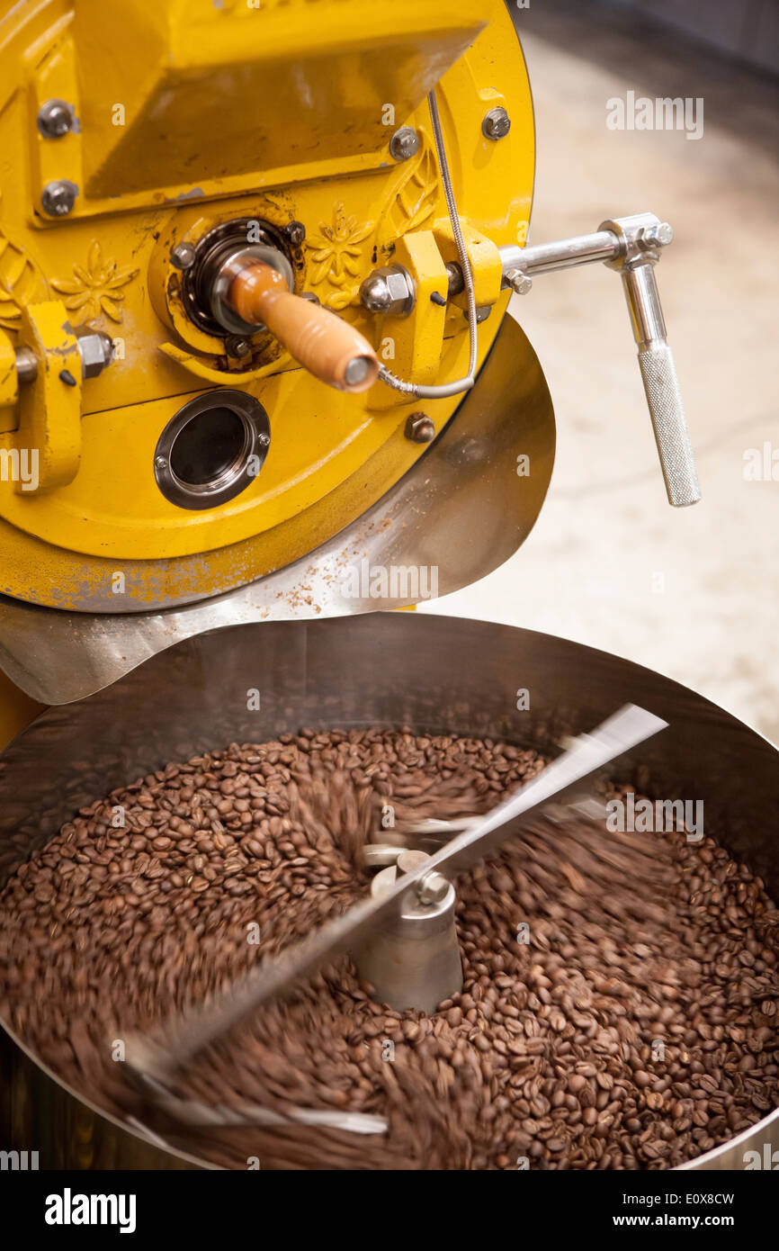 Una macchina la tostatura i chicchi di caffè Foto Stock