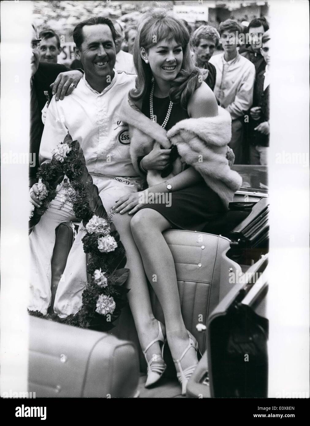 Agosto 08, 1965 - seduta piuttosto: Ann Sidney, il regnante ''Miss mondo'', è salito a bordo della Ford Mustang auto ieri, quando si presenta una Victor's ghirlanda di Brabham, che avevano appena vinto il trofeo di Ilford berlina gara al marchio della berlina. Foto Stock