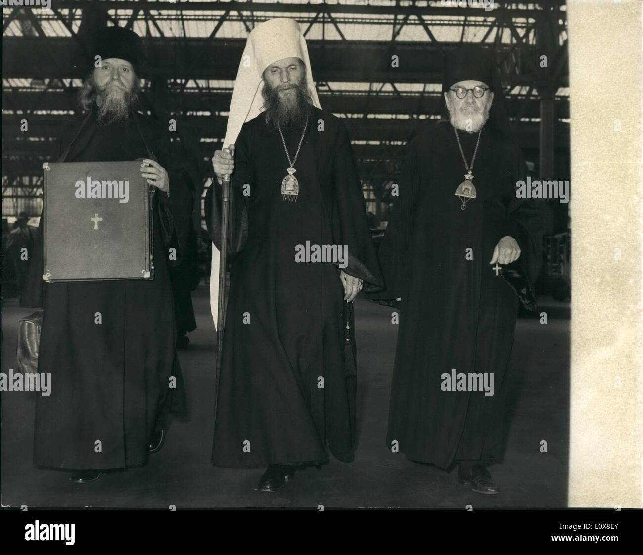 Agosto 08, 1965 - Il nuovo metropolita della Russian Othodox chiesa in esilio arriva a Londra: il nuovo Metropolita Filaret del consiglio di Syned dei Vescovi del Russian Othodox chiese in esilio arrivati alla stazione di Waterloo questa mattina da America. Mentre a Londra si terrà servizi presso la Chiesa cattedrale dell Assunzione, Imperatore del gate, S.W.7 questa sera e la domenica mattina. E nel corso della sua visita il Ieon saranno adottate per le case di ogni membro della chiesa russo-ortodossa comunità che ne fanno richiesta Foto Stock