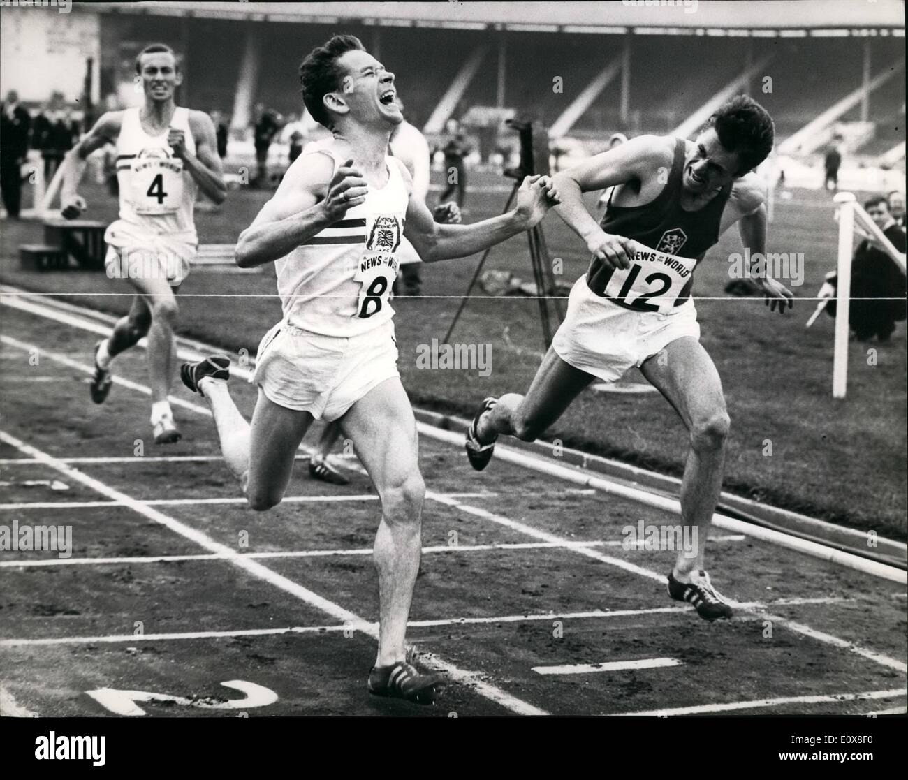 Agosto 08, 1965 - Gran Bretagna e Irlanda del Nord V in Ungheria a Città bianca Simpson vince Emsley Carr mile: mostra fotografica di Simpson No.8 vince Foto Stock