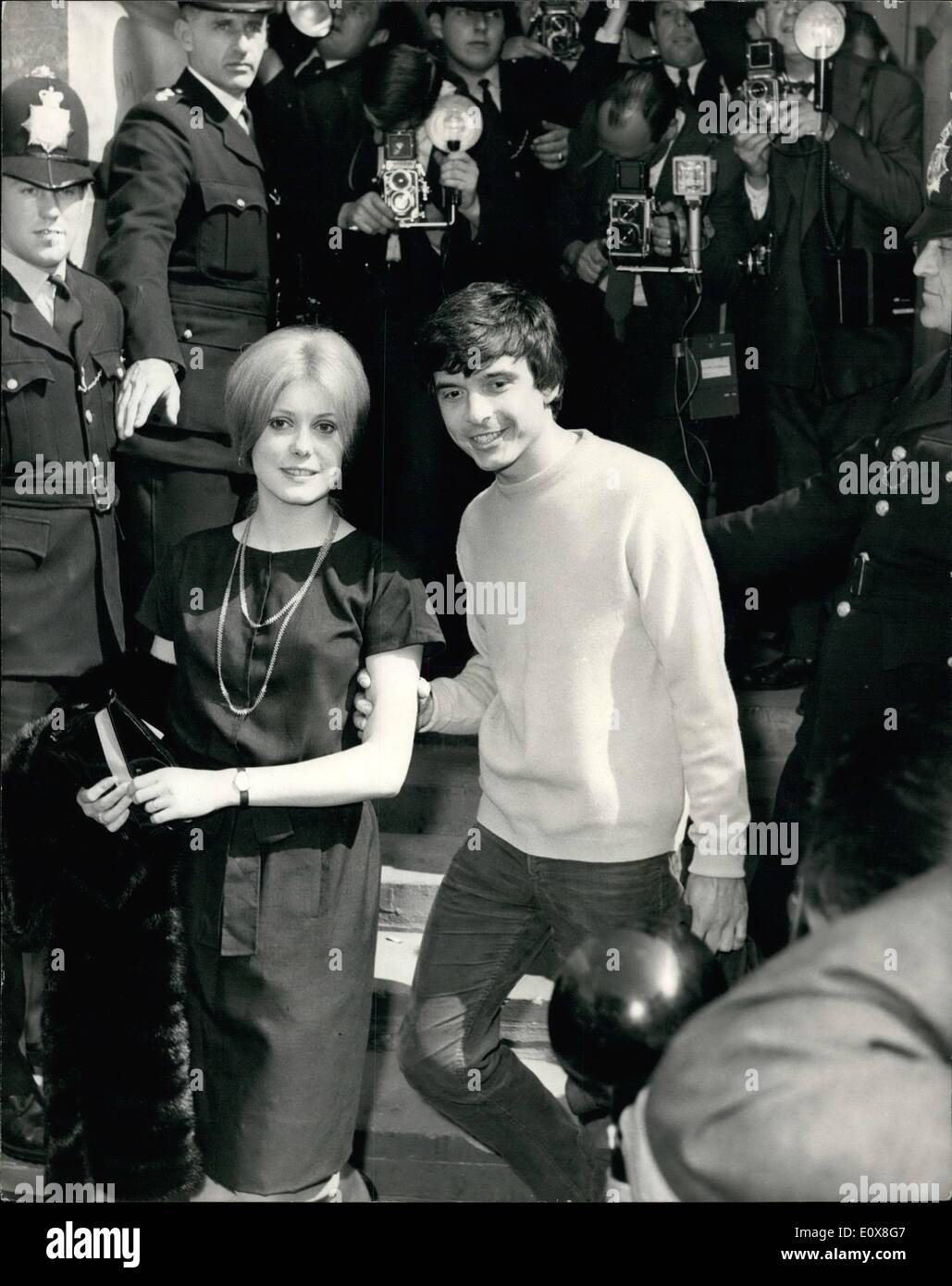Agosto 08, 1965 - attrice francese si sposi in London 21-anno olf film francese attrice Catherine Deneuve, era sposata a St Panoras Register Office, per il fotografo di moda, David Vailey oggi. Mick Jagger, dei Rolling Stones era uomo migliore. Foto Stock