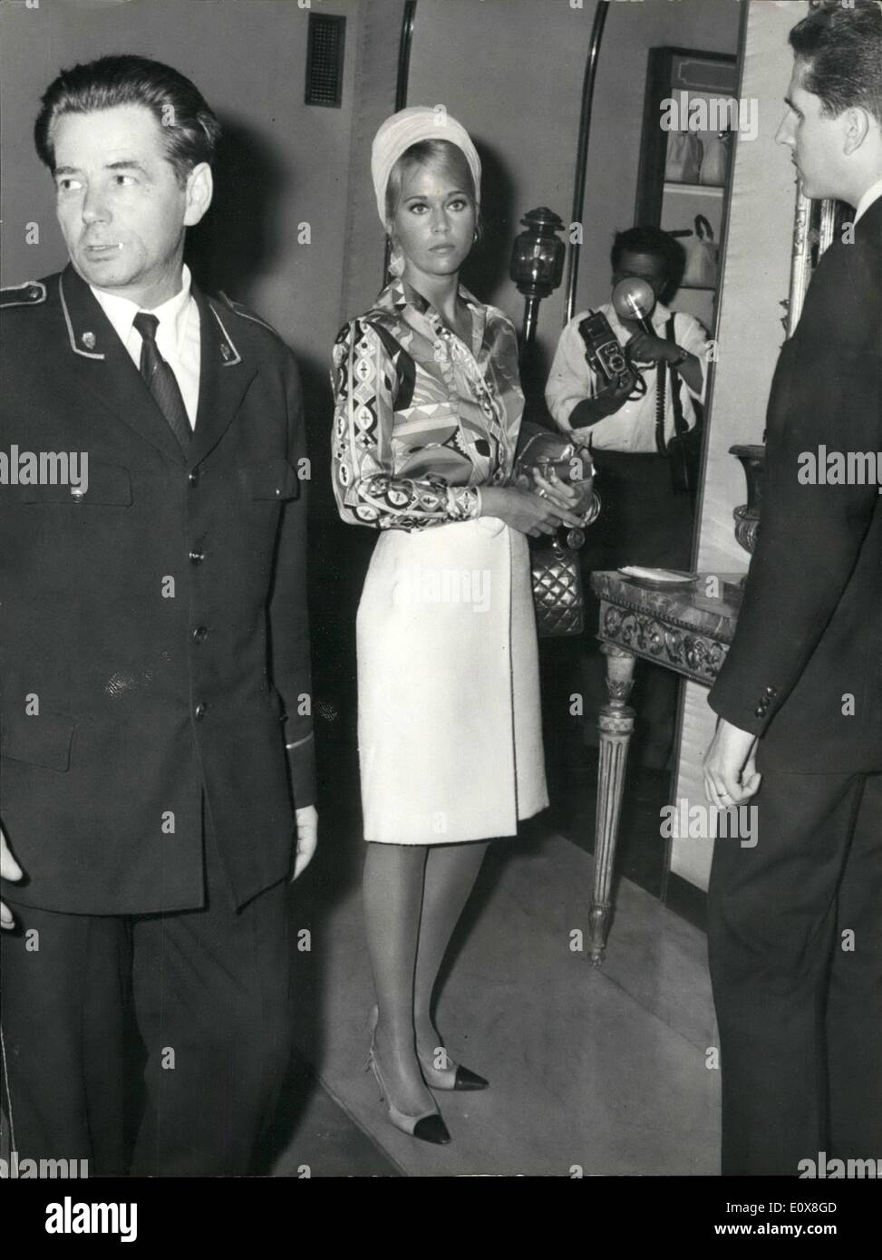 Agosto 08, 1965 - Roma-8/9/65- L'attrice americana Jane Fonda è in questi giorni a Roma per firmare un contratto con il produttore italiano Dino De Laurentiis per il film ''Barbarella''. Questa mattina ahe andato shopping nei negozi della citta'. OPS: Jane Fonda in Via Condotti durante il suo cammino. Keystone Foto Stock