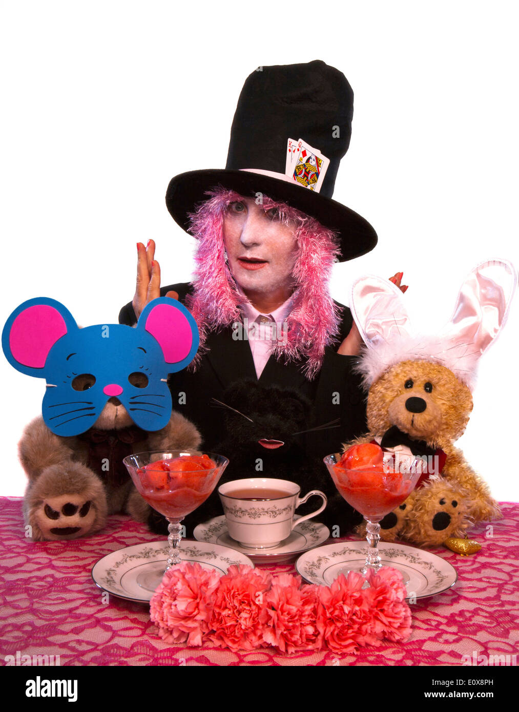 Alice nel paese delle meraviglie di festa in costume con i caratteri Mad  Hatter, Porta Mouse, marzo capelli e Cheshire cat Foto stock - Alamy