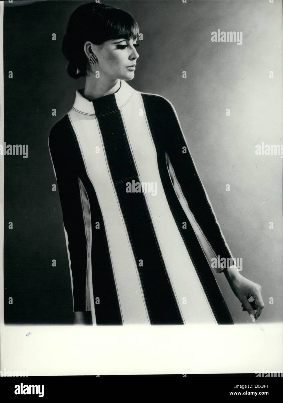 Sett. 09, 1965 - Parigi Mode : ''Beatnik'' abito : Mostra fotografica di Parigi sarta Louis feraud ha progettato questo Crylor jersey abito sportivo intitolato "Beatnik' Foto Stock