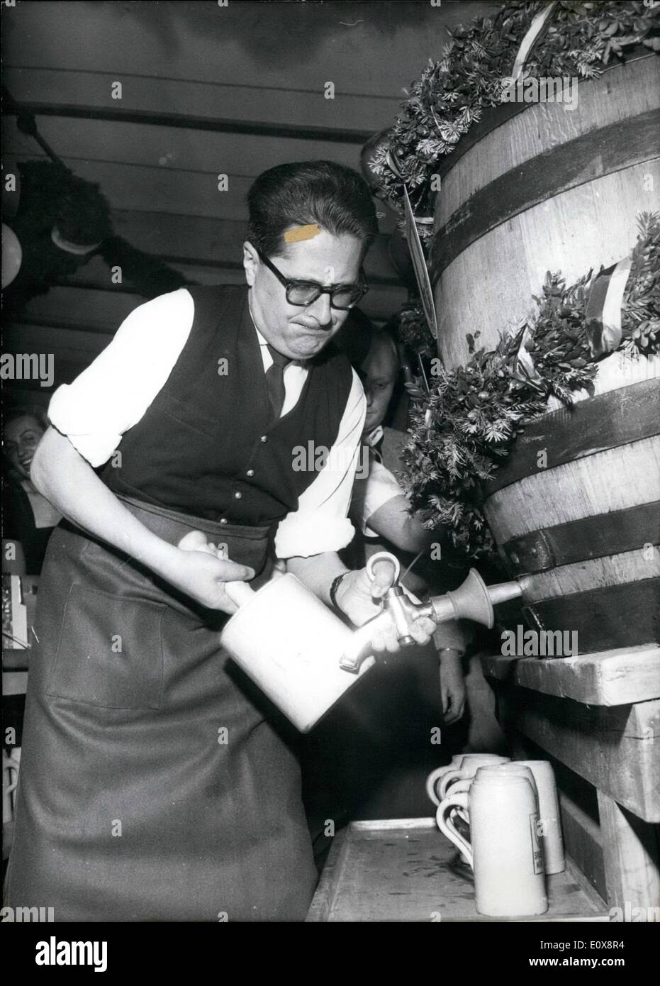 Sett. 09, 1965 - Monaco di Baviera ''Oktoberfest'' 1965 avviato: Oggi, il 18 settembre 1965, esattamente a ore 12, il famoso Monaco di Baviera ''Oktoberfest'', chiamato ''il mondo più importante festival nazionale", è stato aperto da 12 piccole conno-shot. Il festival, a soli 150 metri dell'IVA, il traffico internazionale mostra, lontano esegue due settimane. La foto mostra Munich-Mayor Dott. Hans-Jochen Vogel affrontato il primo barilotto ''Wies 'n'' birra 1965 nel festival della birra tenda "chottenhamel'' e avviata da questo "'drinking-saison'' sull'Oktoberfest 1965. Foto Stock