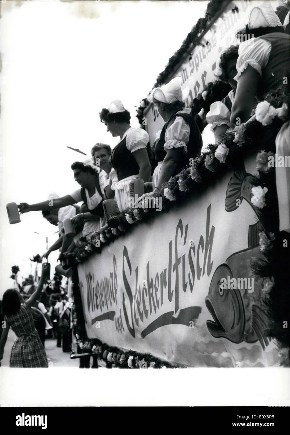 Sett. 09, 1965 - Monaco di Baviera ''Oktoberfest'' 1965 avviato: Oggi, il 18 settembre 1965, esattamente a ore 12, il famoso Monaco di Baviera ''Oktoberfest'', chiamato ''il mondo più importante festival nazionale", è stato aperto da 12 piccole conno-shot. Il festival, a soli 150 metri dell'IVA, (traffico internazionale Exhibition), lontano corre fino a ottobre 3rd. La foto mostra il meraviglioso, con fiori decorato cavallo-auto delle birrerie di Monaco di Baviera sono in arrivo all'Oktoberfest di Monaco di Baviera-luogo la Theresienwiese, alcuni minuti prima che il festival è stato ufficialmente aperto. Foto Stock