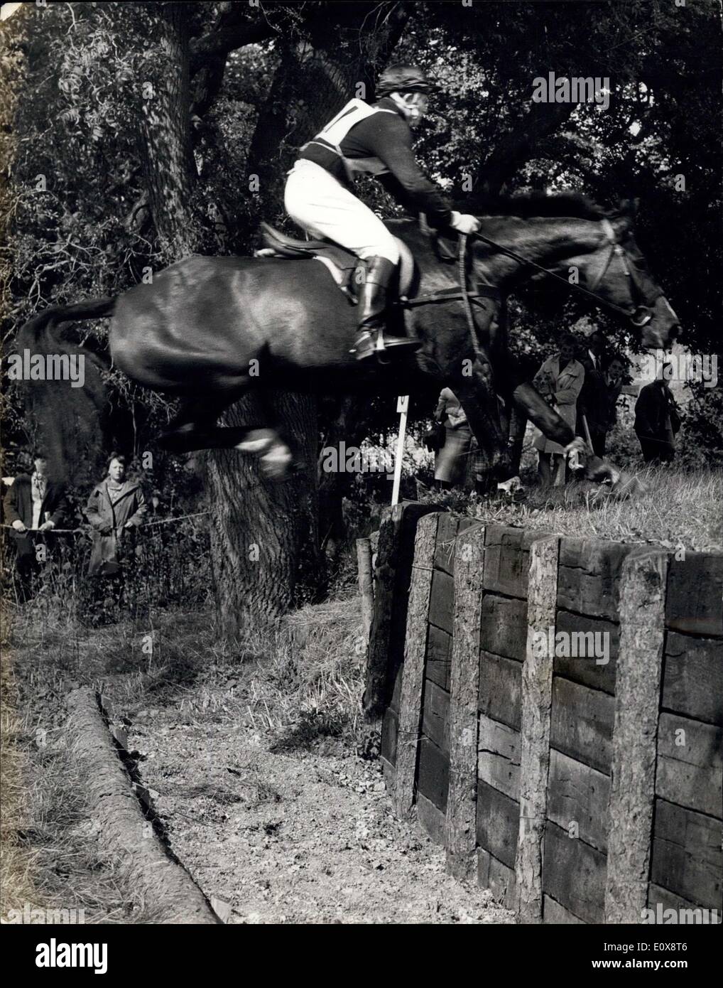 Sett. 10, 1965 - Burghley Three-Day prove del Cross Country evento: alcuni dei migliori cavalli e i migliori piloti in Gran Bretagna sono state concorrenti nelle prove Three-Day nell'impostazione di Burghley Park, linee. Il Elizabethan home del marchese di Exeter. Ieri. che avrebbero preso parte all'evento nordico, negoziare 28 recinti fissi su un quattro miglia di corso. La foto mostra il Viking'' cavalcato da Mr, M. Tucker, visto tenendo la traversina Bank saltare durante il Cross Country evento. Foto Stock