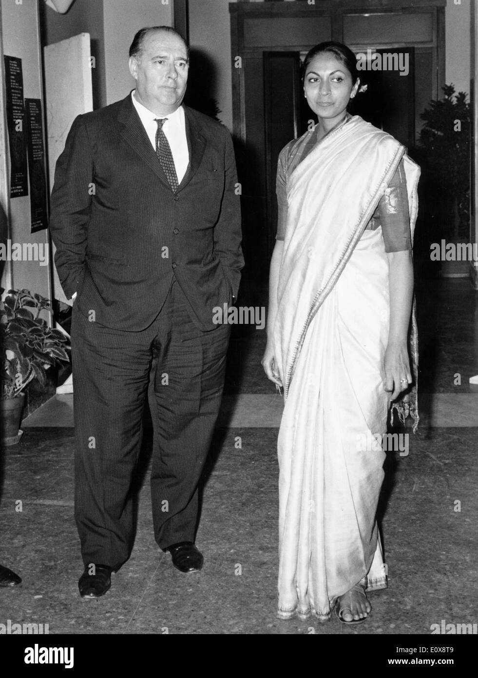 Regista Roberto Rossellini con la moglie per sonali Das Gupta a una festa Foto Stock