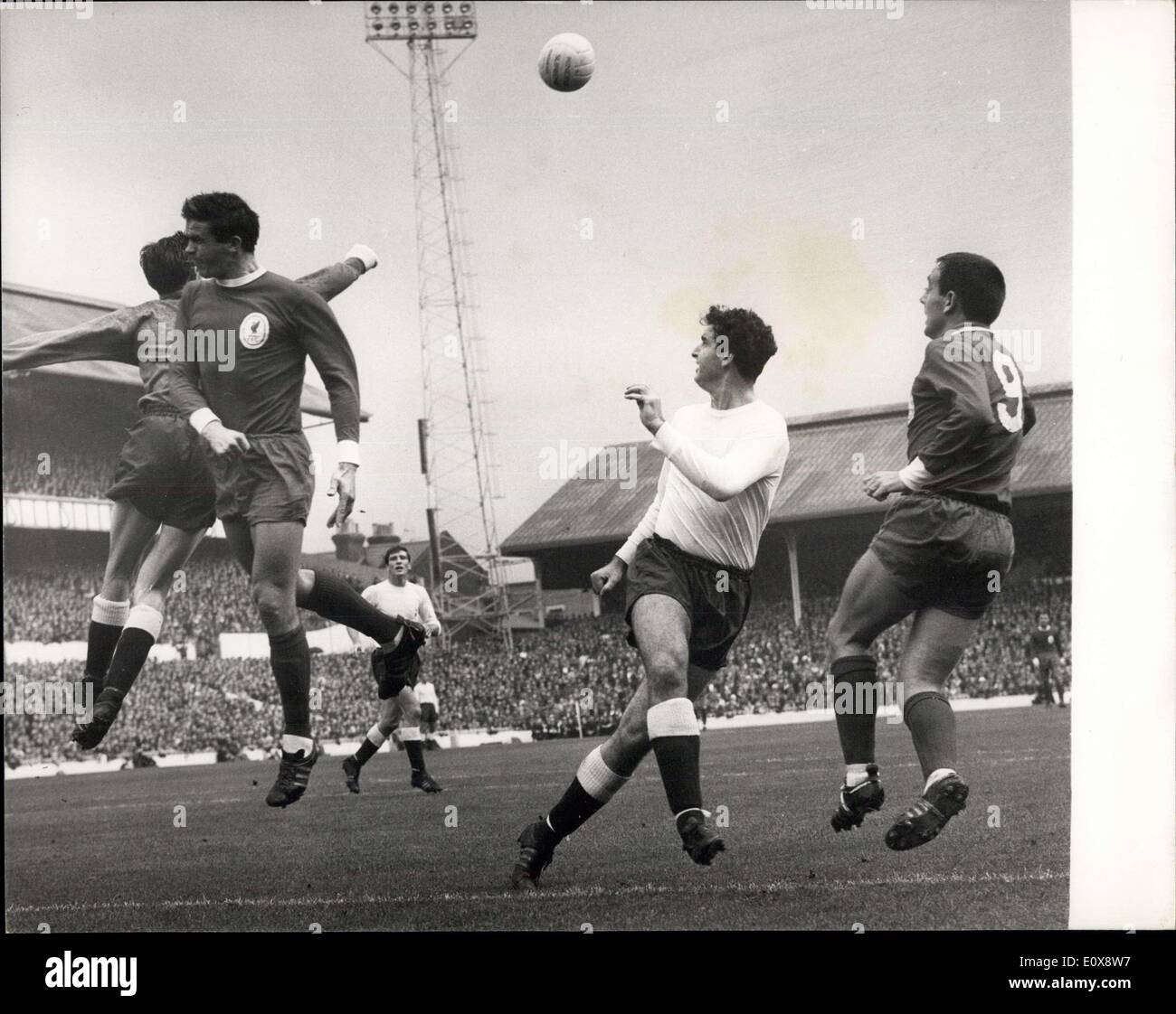 Sett. 18, 1965 - Tottenham V Liverpool Spurs vincere 2-0. La foto mostra: Brown spurie goalie punzoni la sfera della testa del centro di Liverpool-metà mentre Norman gli speroni di centro-metà cercando su ed anche il centro di Liverpool avanti San Giovanni. Foto Stock