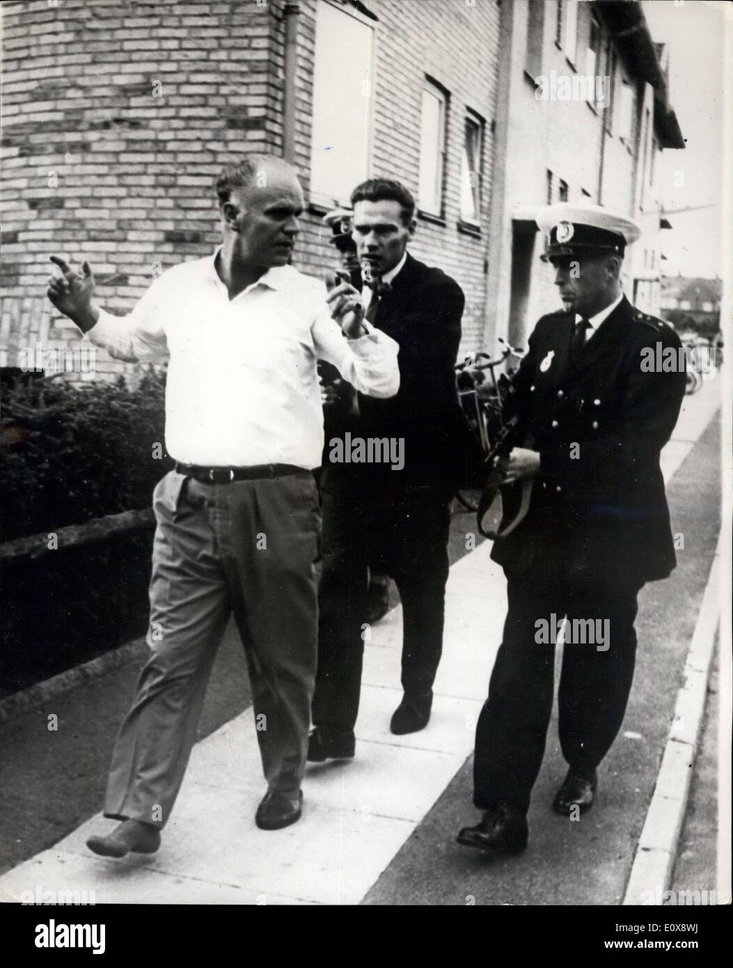 Sett. 23, 1965 - Quattro poliziotti danese ucciso. Uomo arrestato. Quattro poliziotti danese in due vetture di pattuglia sono stati uccisi a Copenaghen il sabato mattina. Due dei poliziotti sono stati la guida attraverso il sobborgo di Copenhagen Amager in un auto di pattuglia, quando avevano una chiamata tenlock fuori per un furto o Simea Ford Zephyr. Hanno riferito che stavano indagando su un Zephyr con due persone in essa - e poi per la loro radio andato morti, così un'altra auto di pattuglia è stata inviata a spot Foto Stock