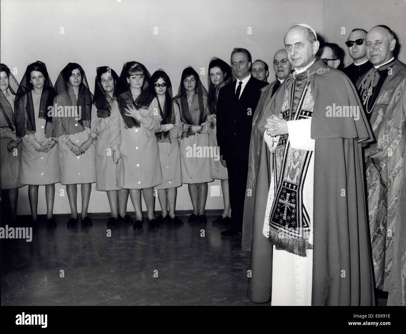 Nov. 12, 1965 - Durante la visita presso la nuova sede del Seminario di Milano in Roma, sono stati presentati al Papa un gruppo di giovani di shop-ragazze del ''La Rinascent'' che è la principale rivista che ha avuto origine in Milano. Foto Stock