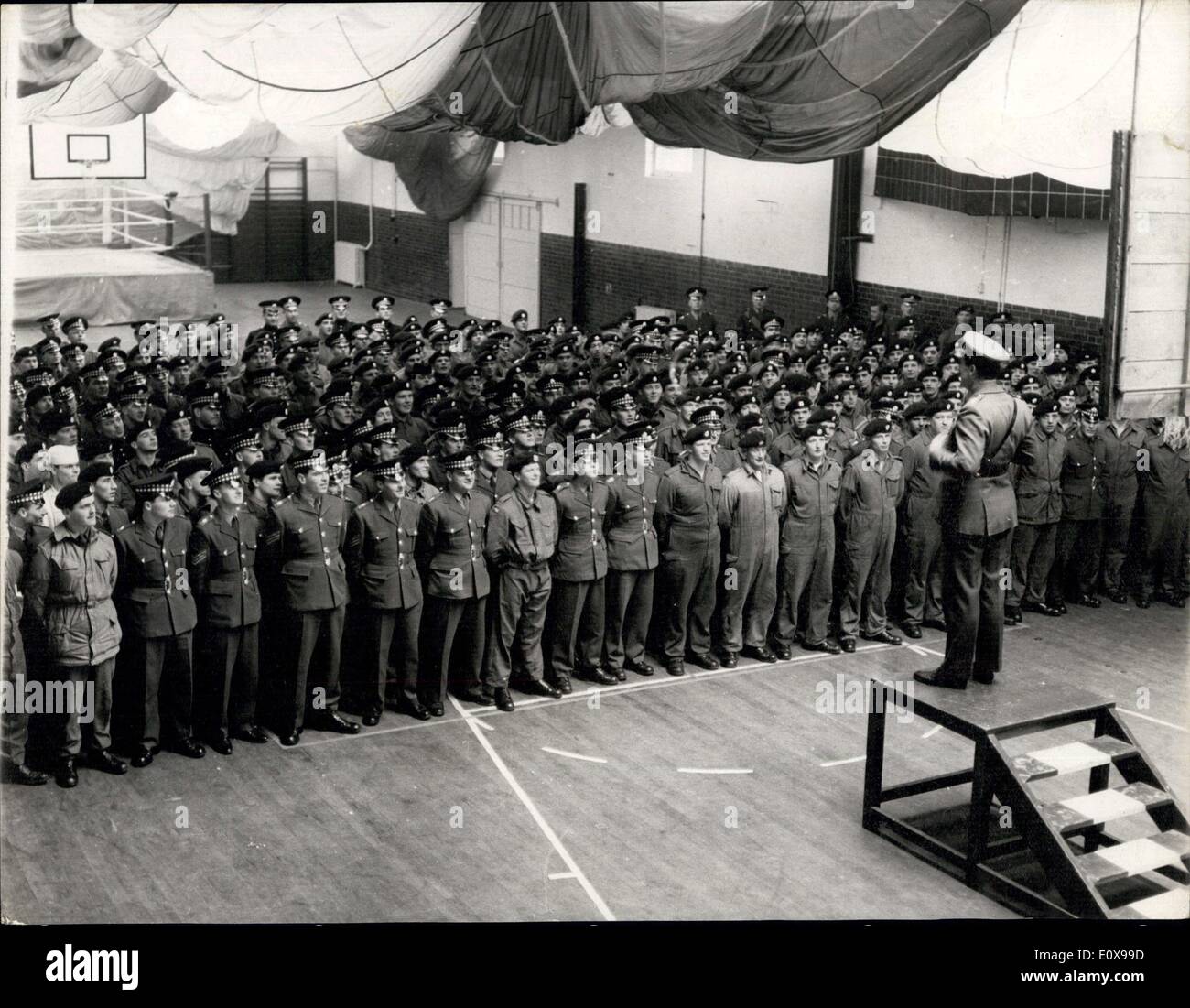 Dic. 03, 1965 - guardie scozzesi in stand-by. Se un battaglione di truppe britanniche va in Zambia , sarà la 2a. Batt. Le guardie scozzesi. Le guardie scozzesi sono attuali ' stand - da ' Battaglione della riserva strategica. La foto mostra il Comandante della 2a. Batt, guardie scozzesi , LT.COL. Michael Gow, mutandine i suoi uomini in campo palestra, a Caterham Baracks questo pomeriggio. Foto Stock