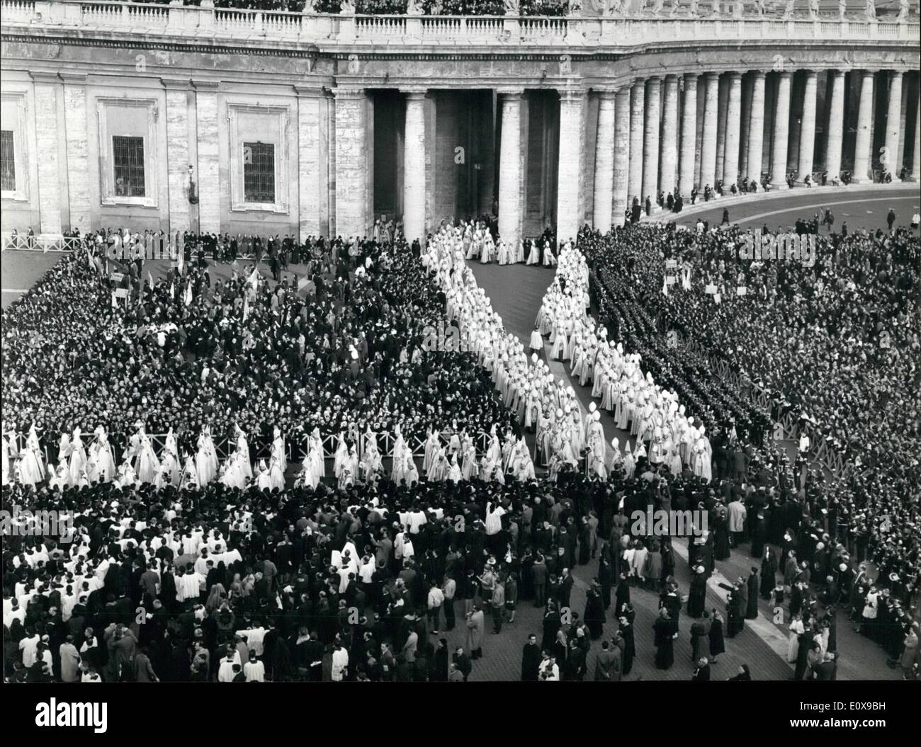 Il 12 Dic. 1965 - Il Consiglio è chiuso! Il Consiglio Ecoumenical il Concilio Vaticano II è stata chiusa questa mattina dal Papa Paolo VI nel corso di una solenne cerimonia di chiusura sulla parte esterna della Basilica di San Pietro. La foto mostra i Padri Counciliar lasciare il Vaticano per andare alla cerimonia. Foto Stock