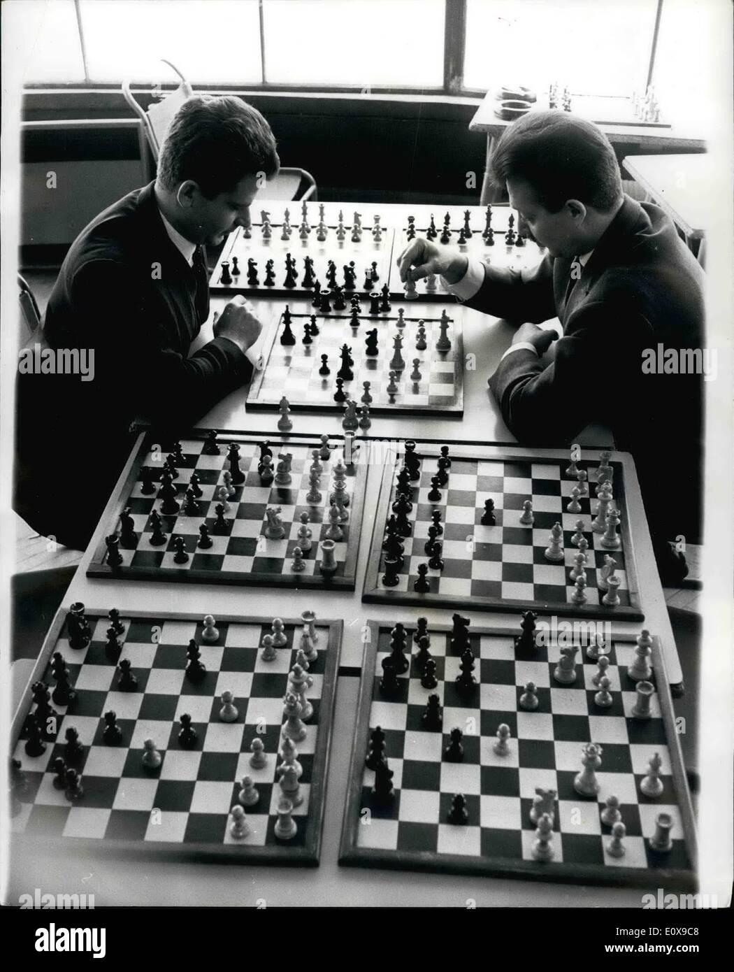 Il 12 Dic. 1965 - International Chess Congress a Hastings. La internazionale annuale congresso scacchi aperto a Hastings. Mostra fotografica di:- Non vi è niente di meglio di una pratica con più di bordo - per questi campioni, prima dell'apertura del Congresso. Sulla sinistra è Boris Spassky, della Russia (che gioca il campione del mondo Tigran Petrosian per il suo titolo nel marzo 1966) - e sulla destra è Svetozar Gligoric, della Jugoslavia. Entrambi stanno prendendo parte alla sezione Premier. Foto Stock