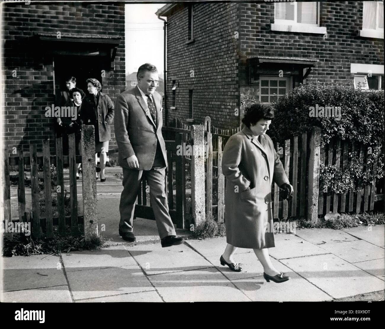 Ottobre 10, 1965 - Madre identifica le scarpe trovati sulla tomba di Moro: una madre venerdì identificato un paio di scarpe si trovano con un corpo di boy sepolti il Yorkshire Moors. La sig.ra Sheila Kilbride detto detective che gli apparteneva a suo figlio di 12 anni, Giovanni, che scomparve quasi due anni fa. Una macchina della polizia ha preso la sig.ra Kilbride dalla sua casa a Ashton-under-Lyne, corsie, per una camera mortuaria per effettuare l'identificazione. Lei ha riconosciuto l'affronto-toed scarpe e altri vestiti trovati in una brughiera torba, giovedì. La foto mostra il venerdi di immagine della sig.ra Sheila Kilbride. Foto Stock