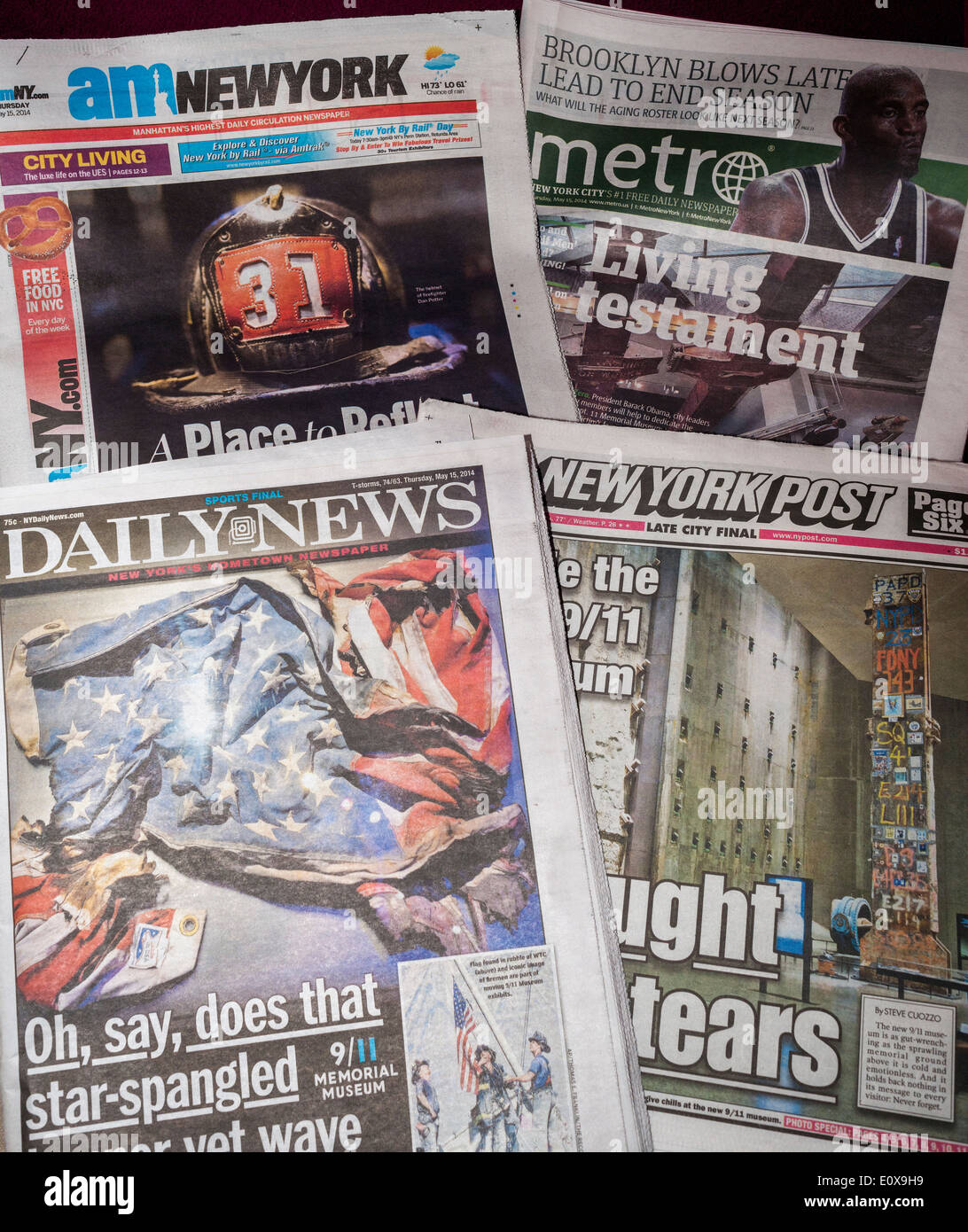 Le pagine anteriore e la notizia del New York tabloid includono la copertura dell'apertura del National 11/9 Memorial & Museum Foto Stock