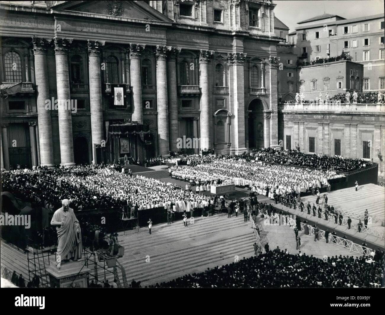 Il 12 Dic. 1965 - Il Consiglio è chiuso! Il Concilio Ecumenico Vaticano II è stato chiuso questa mattina dal Papa Paolo VI nel corso di una solenne cerimonia di chiusura sulla parte esterna della Basilica di San Pietro. La foto mostra il San Pietro Chiesa-piazza dove la cerimonia di chiusura ha avuto luogo. Foto Stock