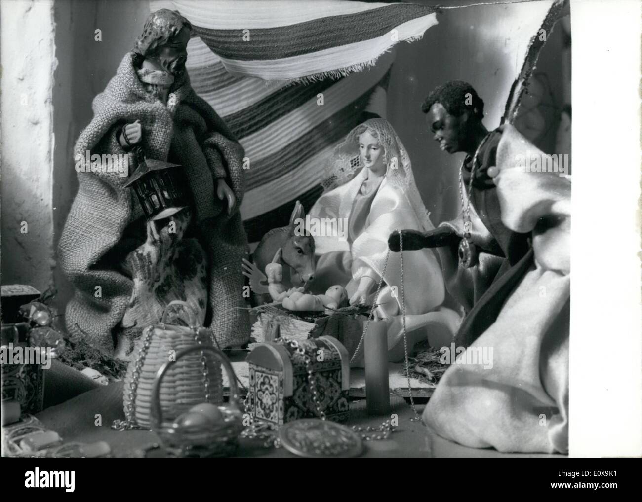 Il 12 Dic. 1965 - molte migliaia di presepi; che tutto l'anno sono stati salvati in collari e sottotetti ora tornare al salotto. Questi ''hobby scena della Natività (sulla nostra immagine) è stata prodotta da un giovane monaco di baviera coppia sposata due anni fa sulle lunghe serate invernali. Le figure sono 17cm alto, le mani e le teste sono fatte di ''Terrakotte'' e i corpi di filo e arricciato in gomma sono vestite con clothers di latte di cotone e velluto. La natività casa è fatta di gesso e progettate in un particolare stile semplice. Foto Stock