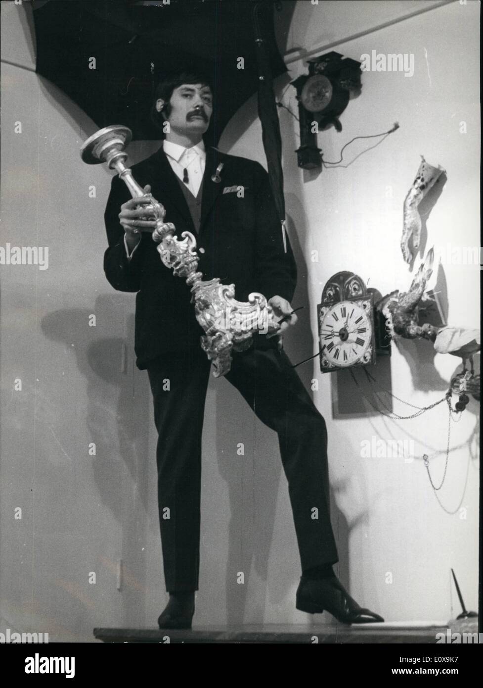 Il 12 Dic. 1965 - Arto o Anti-Art ?????!!?? La galleria d'arte ''La Medusa'' a Roma apre la mostra dell'artista austriaco Leherb, chi rivoluzionario nuovo stile di forme di espressione. Egli mostra ''la raccolta dei lavori della manifestazione per la distruzione del tempo, con sculture, fotografie e distruzioni''. Abbiamo tradotto questa descrizione dal catalogo che Leherb distribuisce ai visitatori. Leherb, nato il 1933 vive a Parigi e a Vienna. Foto Stock