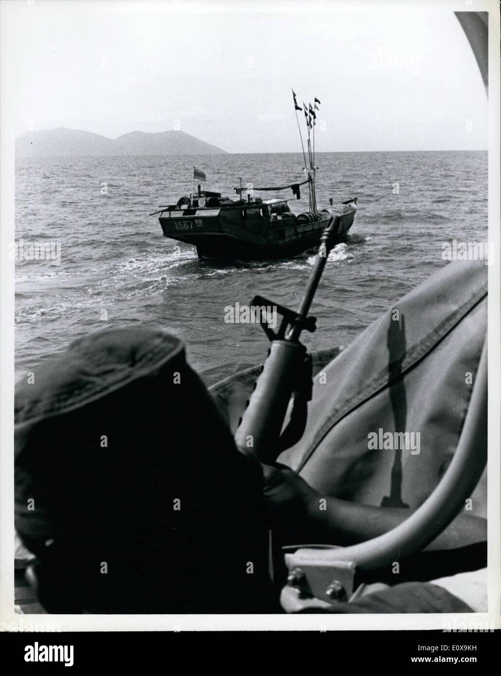 Il 12 Dic. 1965 - Crewman di Swift PCF-3 di orologi con il suo Ar 15 come posta indesiderata cravatte fino a fianco ne Z Foto Stock