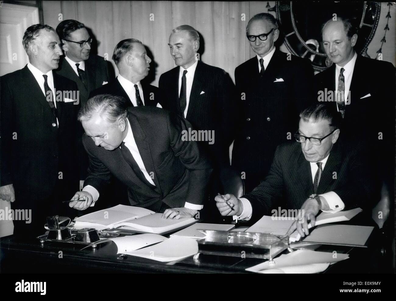Il 12 Dic. 1965 - anglo-irlandese patto commerciale firmato. Sean Lemass destra , il Premier irlandese, e Harold Wilson, il Primo ministro britannico, pi Foto Stock