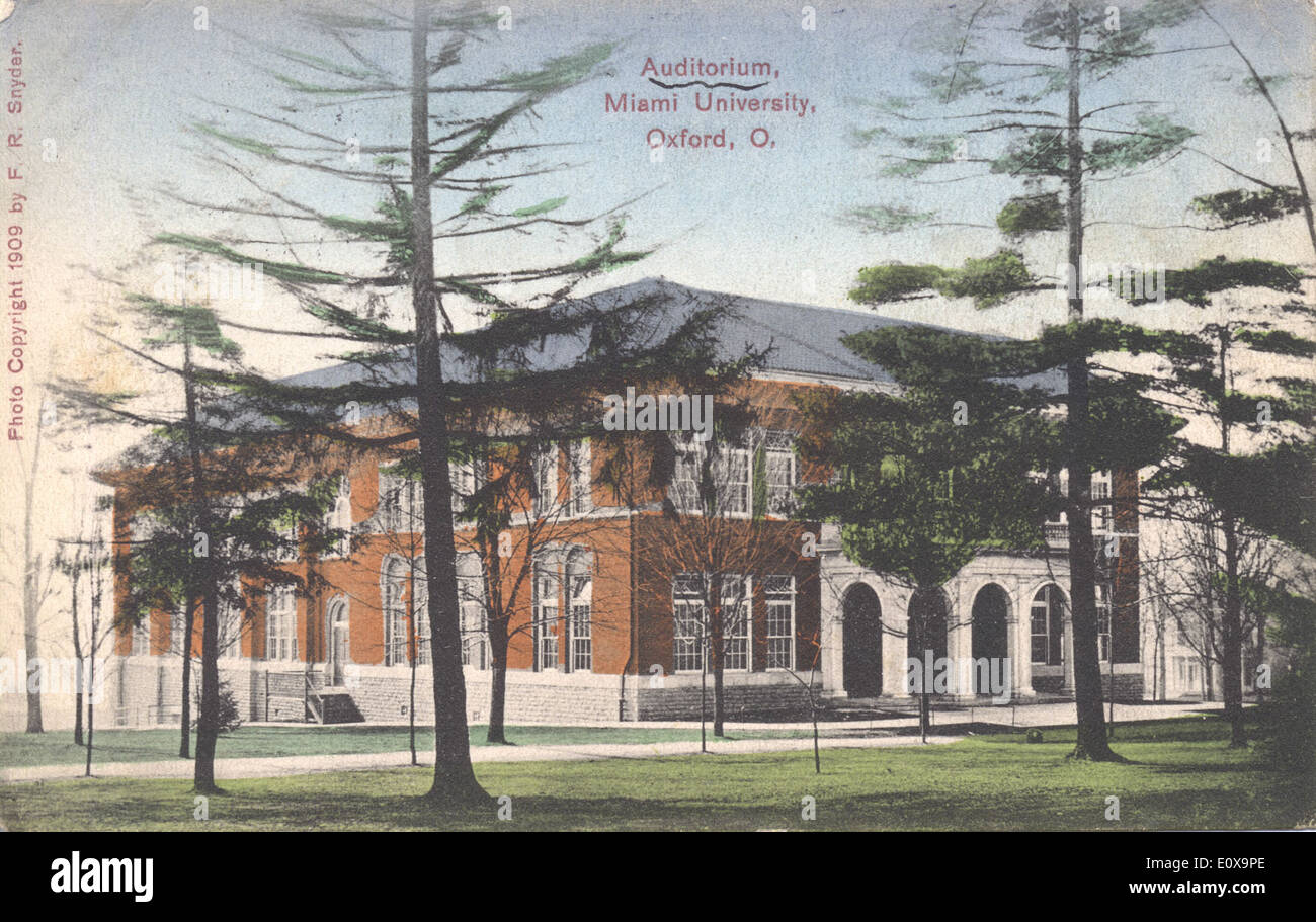 L'Ohio Auditorium di Oxford è presente in questa collezione di cartoline, che cattura un luogo di esibizione nel contesto della ricca storia culturale ed educativa dell'Ohio. La cartolina riflette l'importanza delle università e della vita universitaria all'inizio del XX secolo. Foto Stock