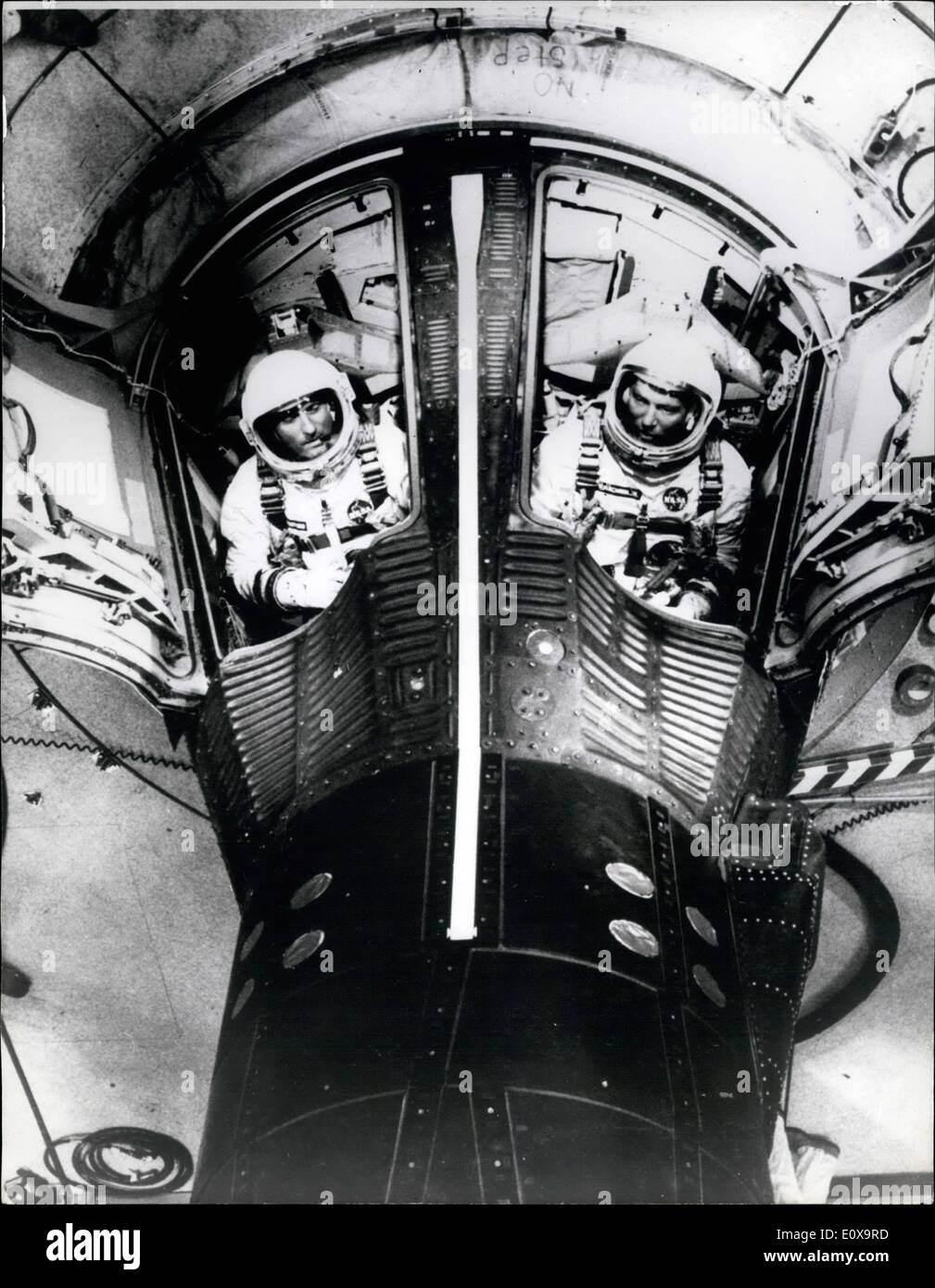 Ottobre 10, 1965 - Gemini Vi astronauti: Cape Kennedy, Fla., - (L a R): Gemini VI astronauti Walter M. Schirra, Jr., il comando pilota e Thomas P: Stafford, pilota, acquista il mestiere dello spazio durante un wet mook prova di simulazione al complesso 19 in preparazione per la Nazionale Aeronautica e Spaziale Administration Gemini VI rendezvous e Docking della missione. Foto Stock