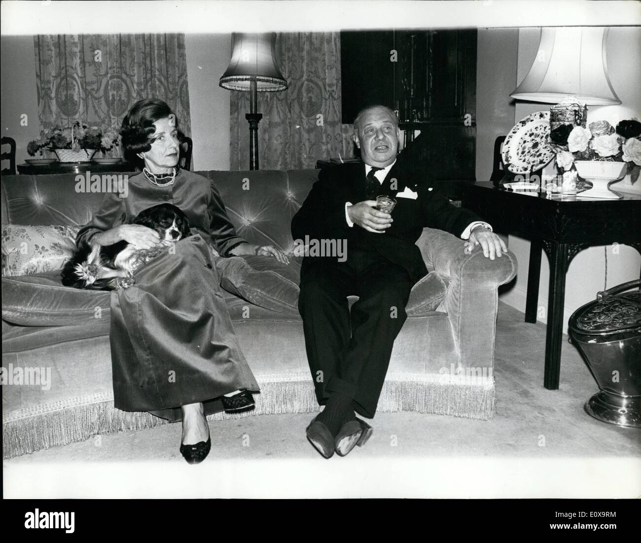 Ottobre 10, 1965 - &pound;55 M. bid per Lewis;s investment trust.: finanziere Charles Clore, sta compiendo un &pound;55,000,000 offerta per Lewis, investimento di fiducia, che possiedono Selfridges, uno di Londra più famosi magazzini. Lewis come ha negozi a Birmingham, Blackpool, Bristol, Glasgow, Hanley, Leeds, Leicester, Liverpool e Manchester. Lewis del presidente è di 58-anno vecchio Sir Rex Cohen. La foto mostra il Sir Rex Cohen sat in pantofole a suo appartamento che si affaccia su Grosvenor Square con la moglie la scorsa notte. Foto Stock