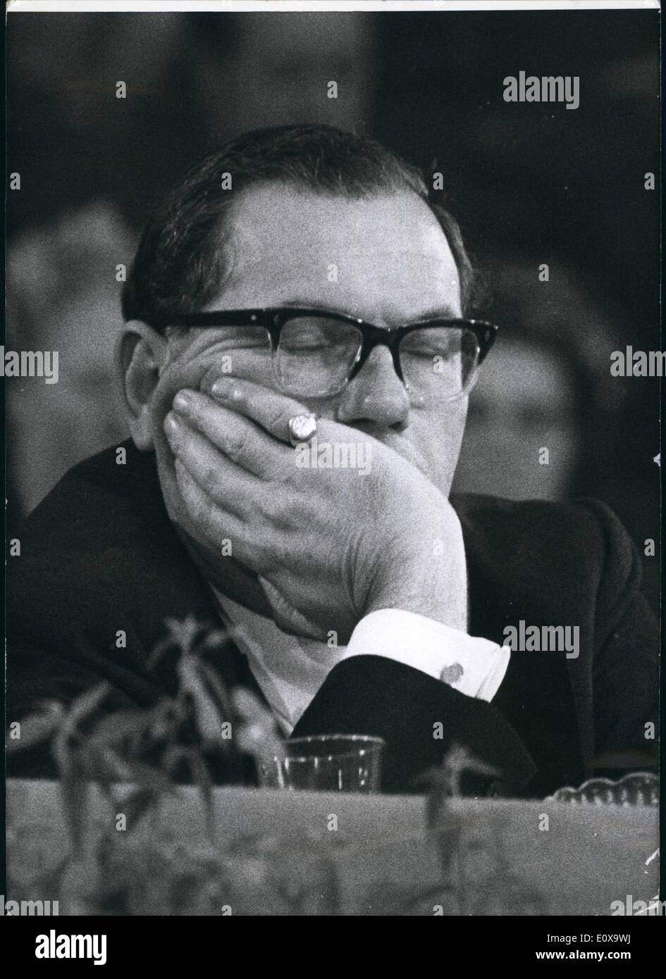 Ottobre 13, 1965 - un centesimo per il suo pensiero : la conferenza annuale dell Unione nazionale del Partito conservatore e associazioni unionista si è aperta oggi presso il padiglione sportivo, Brighton. Mostra fotografica ""ombra" il Cancelliere dello Scacchiere il Sig. Reginald Maudling chiuse gli occhi ascoltando i discorsi sul primo giorno della conferenza conservatore a Brighton. Foto Stock