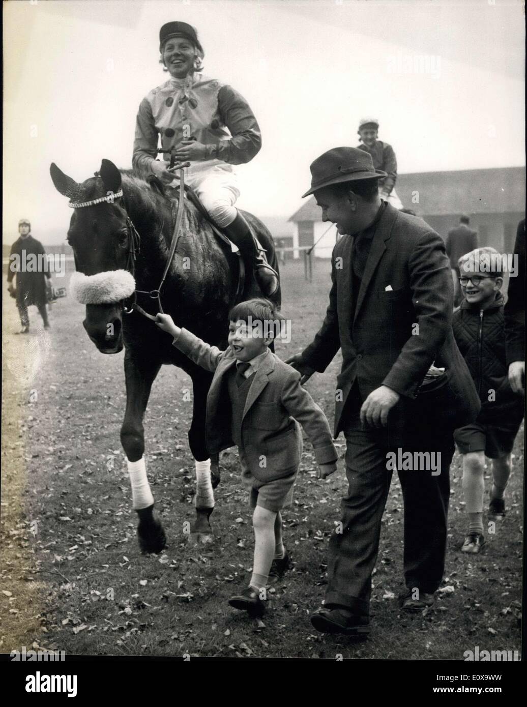 Ottobre 14, 1965 - 14-10-65 annuale di Newmarket Town piastra. Festa di compleanno per onore del giovane William. L annuale Newmarket Town piastra è stata vinta oggi da Dalnamein , cavalcato da Miss S. Hall, con gambo girare (Miss D. Thomson-Jones), 2nd, Huguenot (Sig.ra J. Oxley), 3rd. Keystone Foto Mostra: cinque anni di William Jarvis, che festeggiava il suo compleanno oggi, ha avuto il privilegio orgoglioso di leader in Dalnamein , cavalcato da Miss Sally Hall, dopo che aveva vinto la Newmarket piastra città oggi. William è Sally è nipote. Foto Stock