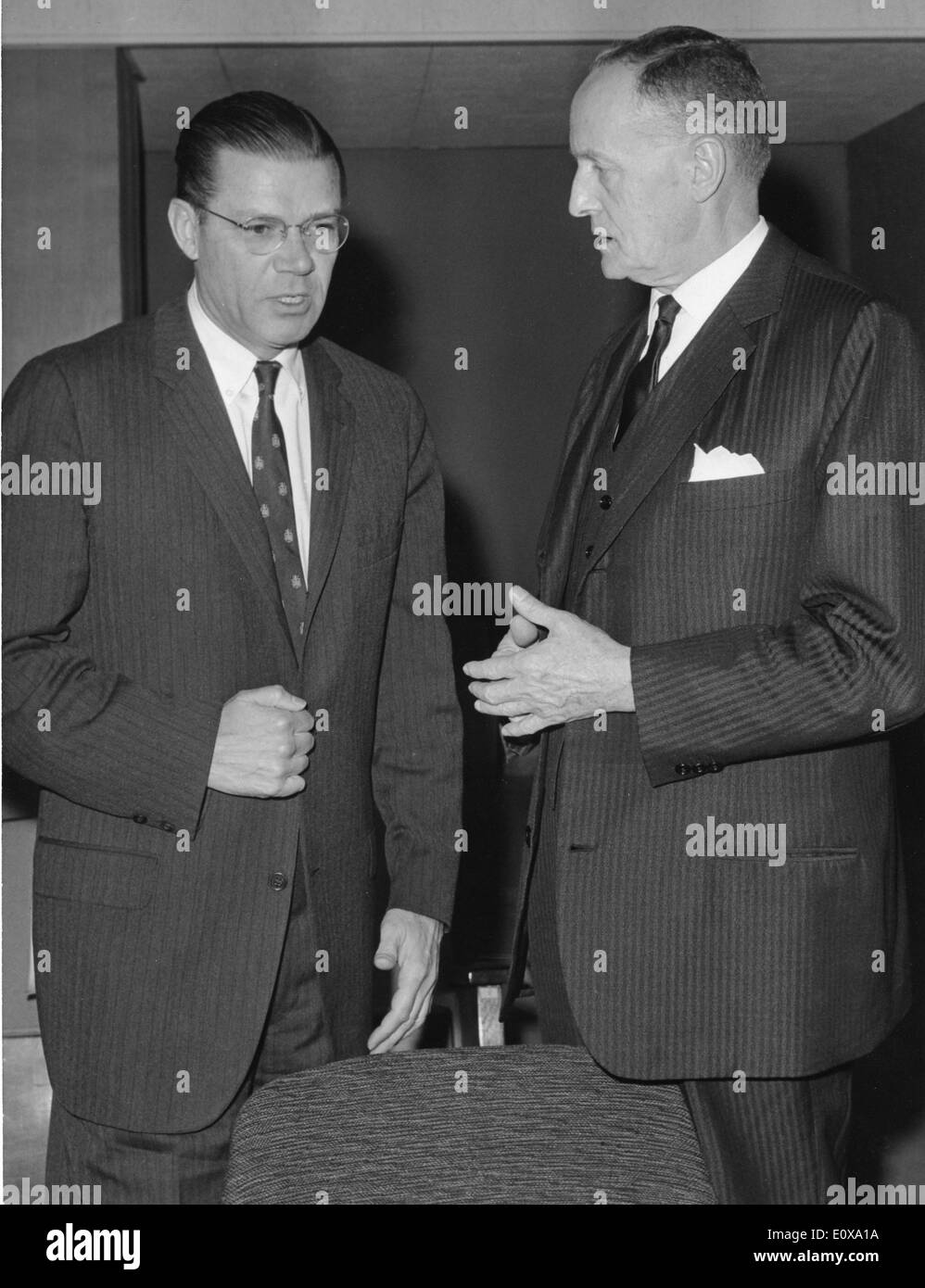 ROBERT MCNAMARA, (L) gli Stati Uniti Segretario della Difesa, con Manlio Brosio presso il palazzo al parlamento del delfino. Foto Stock