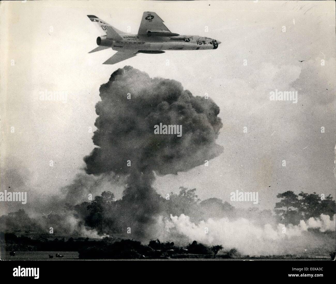 Gen 01, 1966 - La guerra in Vietnam: orientabile passato l'esplosione di una bomba da un altro getto dei Crociati, un US Marine Fighter Squadron, tutte le previsioni (VMFAW) -312 piano va dopo i Viet Cong che stavano facendo cadere il fuoco di mortaio su zone di sbarco in cui due società di heli marines erano sbarcati. La forma del fungo assimilabile all'andamento dell'Hiroshima bomba atomica esplosione in Giappone durante la seconda guerra mondiale. Foto Stock