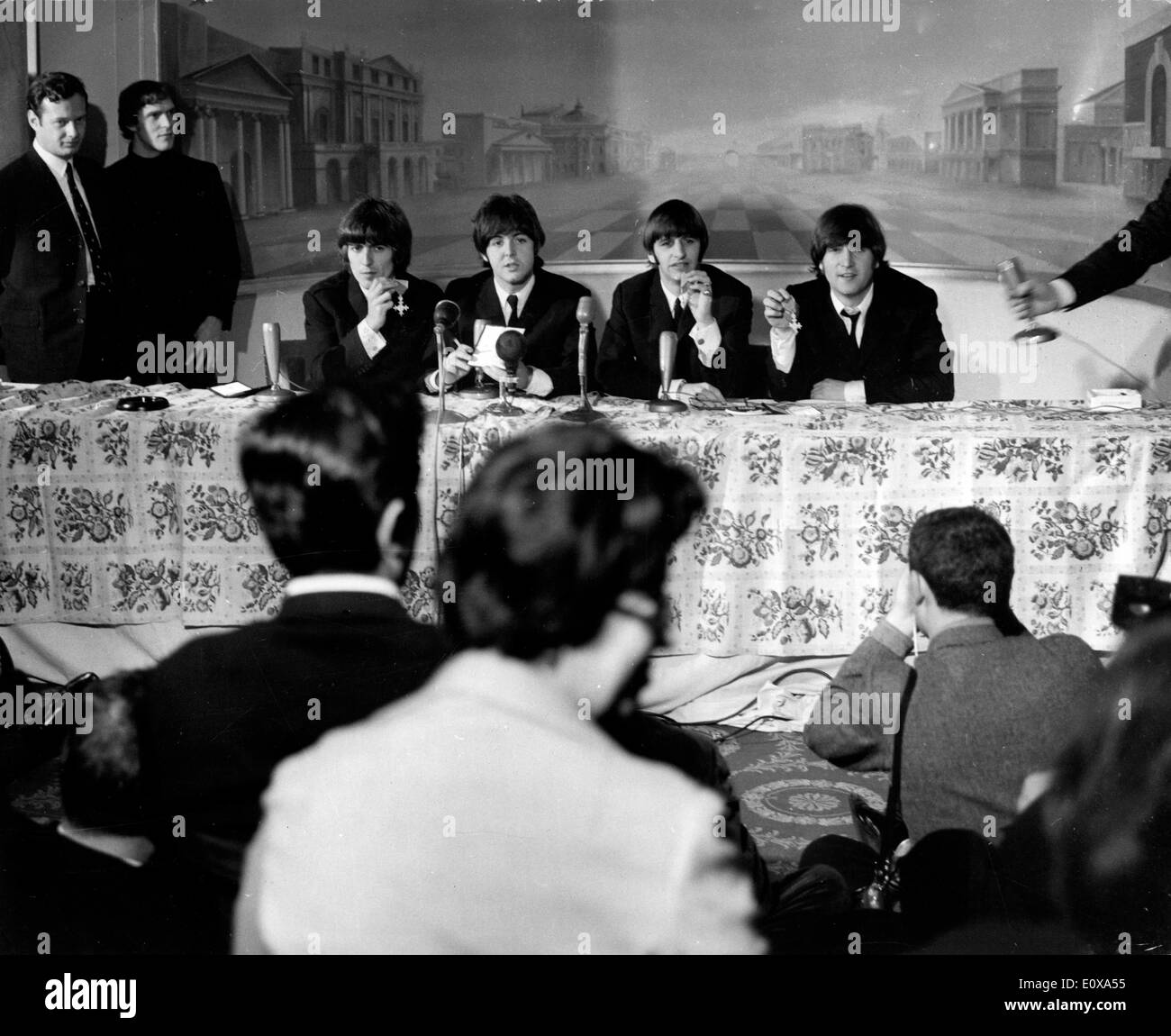 I Beatles durante una conferenza stampa dopo la ricezione del loro M.B.E. riconoscimenti da parte della regina Foto Stock