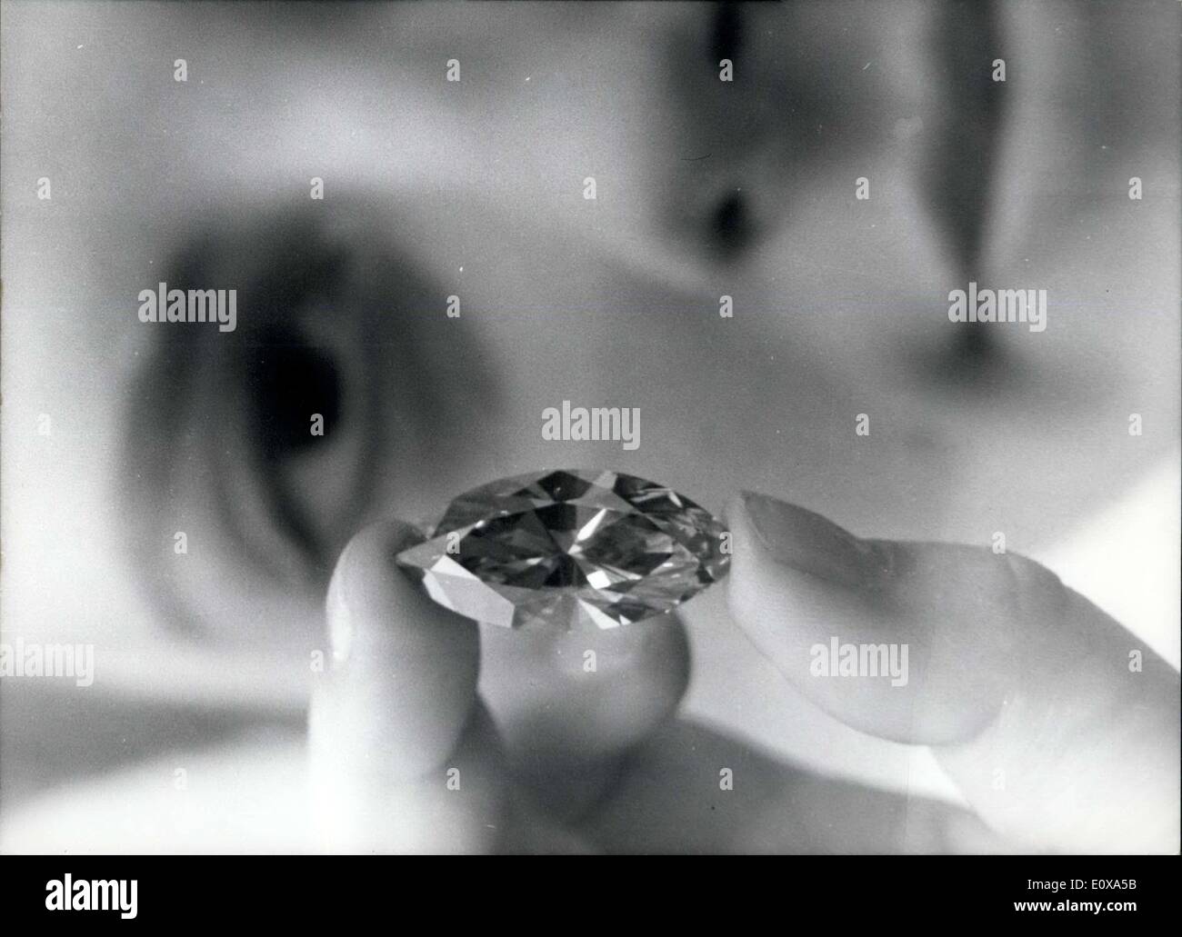 28 ottobre 1965 - Il prezioso diamante è sconosciuta; La foto mostra il ''Re Nero diamante' presentato da Tovi Regina Neitzel, Miss Amburgo 1965. Foto Stock