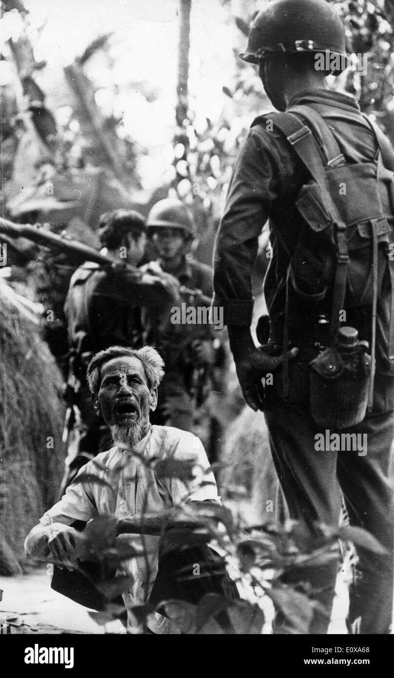 L'agricoltore vietnamita interrogato dai soldati Foto Stock