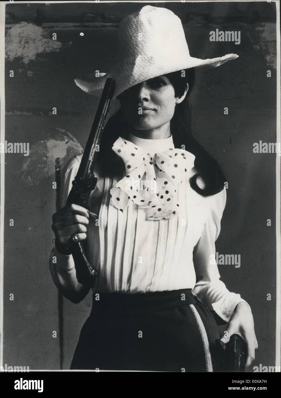Nov. 11, 1965 - Pistola Maria lancia la nuova moda. Mostra fotografica di Brigitte Bardot, come ella appare nel suo ultimo film Viva Maria realizzato in Messico. A Paris couturier è ora lanciando una Viva Maria vestito (meno la pistola e il cappello del corso) Foto Stock