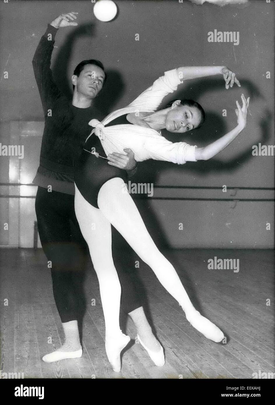 Nov. 11, 1965 - Uno dei più famosi ballerini del mondo: Maria Tallchief,  era impegnata come prima ballerina per la ''Hamburger Staatsoper''.  L'artista è stata fino ad ora prima solo-ballerino del New
